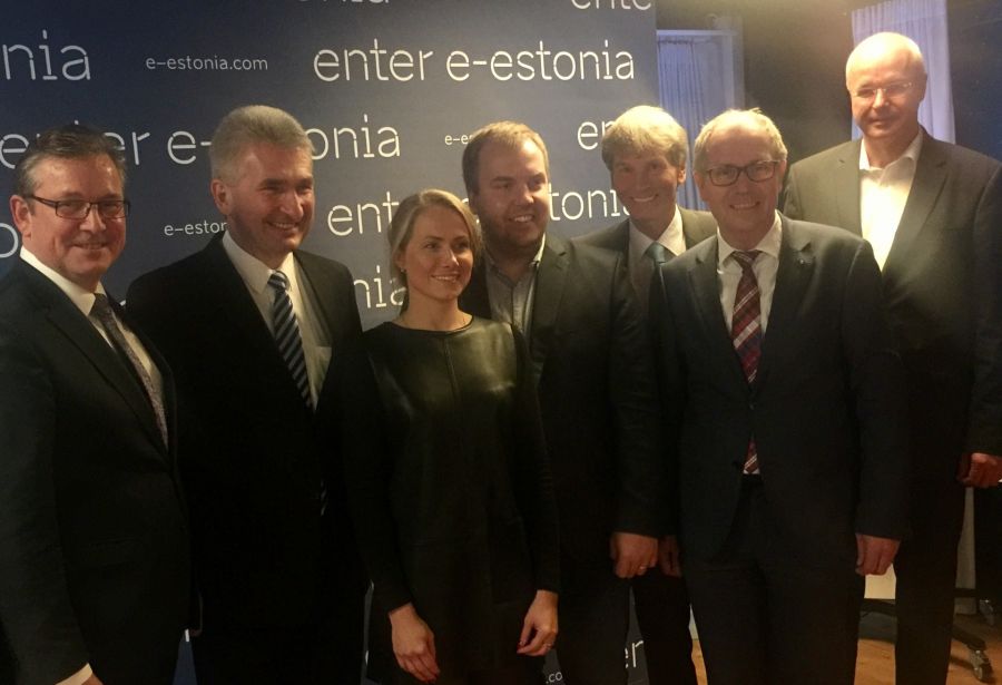 Paderborner Delegation mit Landrat Manfred Müller (sechster von rechts), Paderborns Bürgermeister Michael Dreier (ganz links im Bild) in Estland. Eingeladen hatte der NRW–Wirtschaftsministers Prof. Dr. Andreas Pinkwart, (zweiter von links).